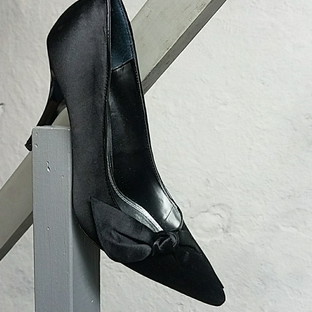 WHBM dressy black 4 inch heel w/bow